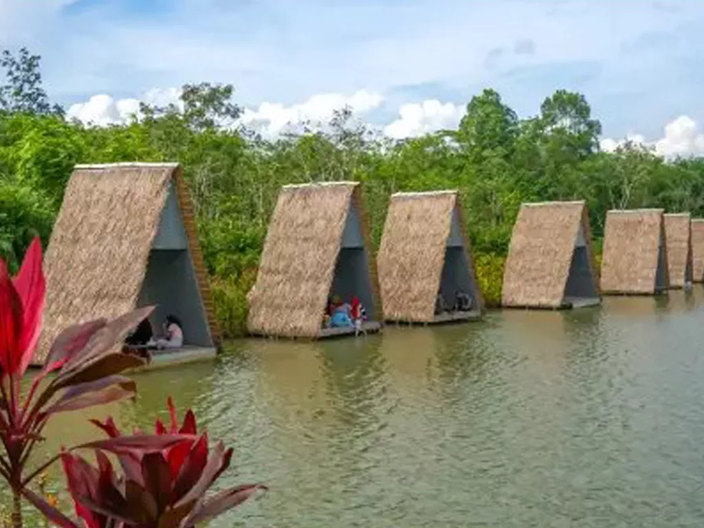 Suasana alam Desa Wisata Ekang Bintan dengan danau, taman hijau, dan fasilitas edukatif keluarga, dapat dikunjungi menggunakan layanan sewa mobil ke Desa Wisata Ekang dari ARJ Rentcar