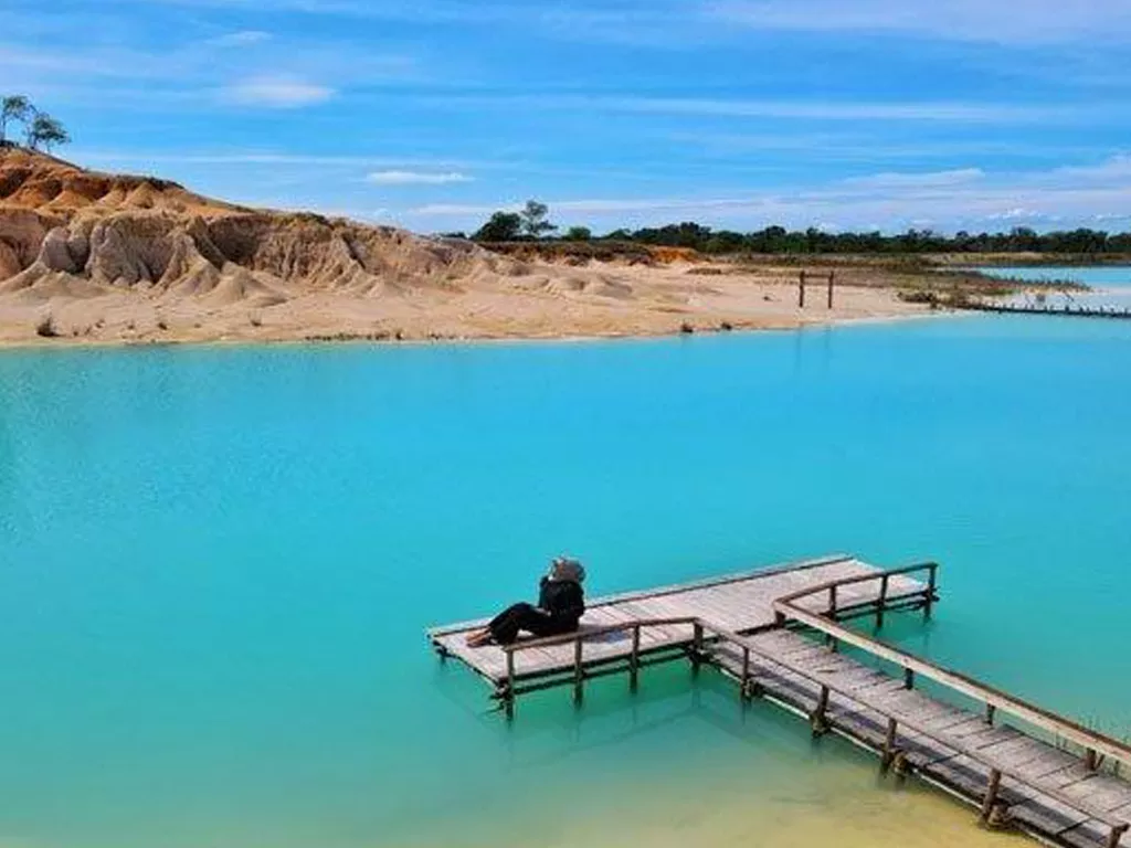 Panorama Gurun Pasir dan Telaga Biru Bintan dengan bukit pasir putih dan danau biru alami, lokasi favorit wisatawan yang dapat dijangkau dengan layanan sewa mobil ke Gurun Pasir dan Telaga Biru dari ARJ Rentcar