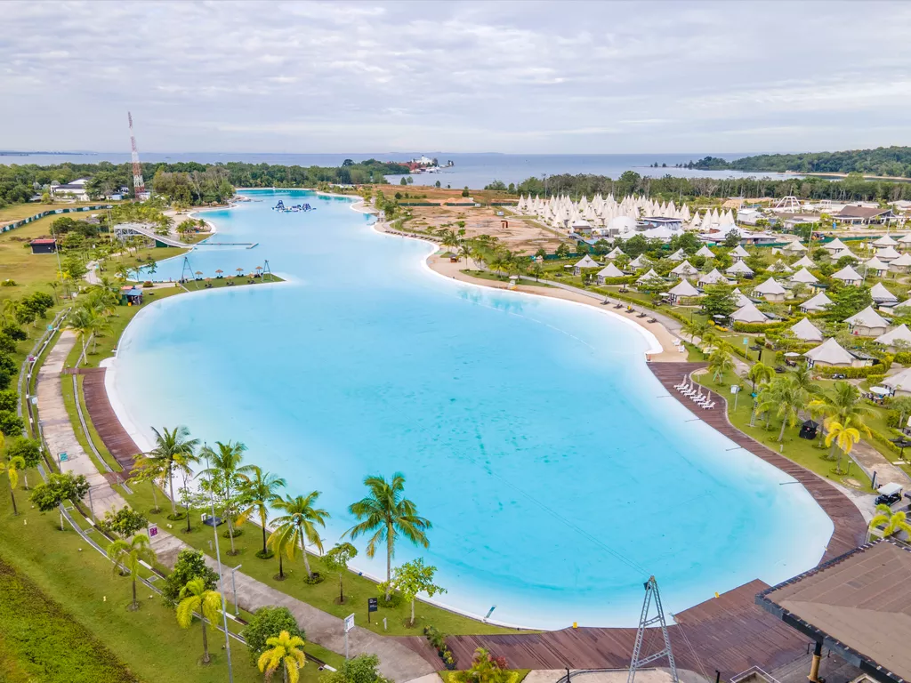 Pemandangan Lagoi Bay dan Treasure Bay Bintan dari atas, lokasi favorit wisatawan yang bisa dikunjungi dengan layanan sewa mobil ke Lagoi Bay & Treasure Bay dari ARJ Rentcar