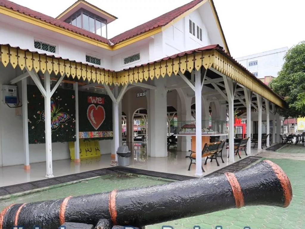 Bangunan bersejarah Museum Sultan Badrul Alamsyah di Tanjungpinang, destinasi wisata edukasi dan budaya yang bisa dikunjungi dengan layanan sewa mobil ke Museum Sultan Badrul Alamsyah dari ARJ Rentcar