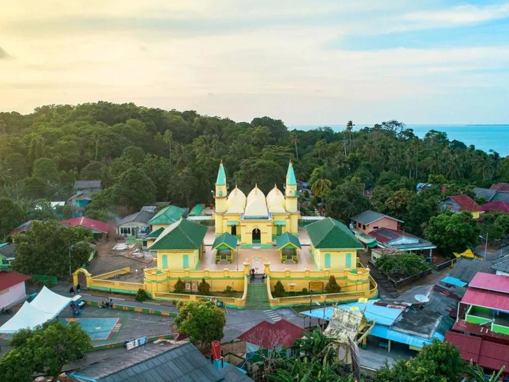 Pemandangan Pulau Penyengat dari kejauhan, ikon wisata sejarah Tanjungpinang yang bisa dikunjungi dengan layanan sewa mobil ke Pulau Penyengat dari ARJ Rentcar