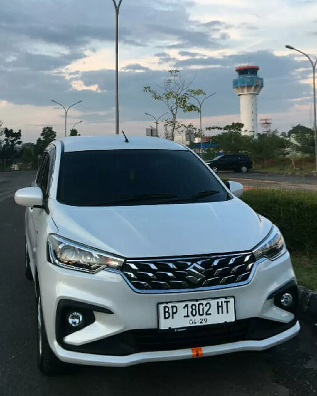All New Ertiga warna putih Unit 3 dari ARJ Rentcar & Travel tersedia untuk rental mobil 24 jam di Bintan dan Tanjung Pinang, ideal untuk perjalanan nyaman dan hemat.