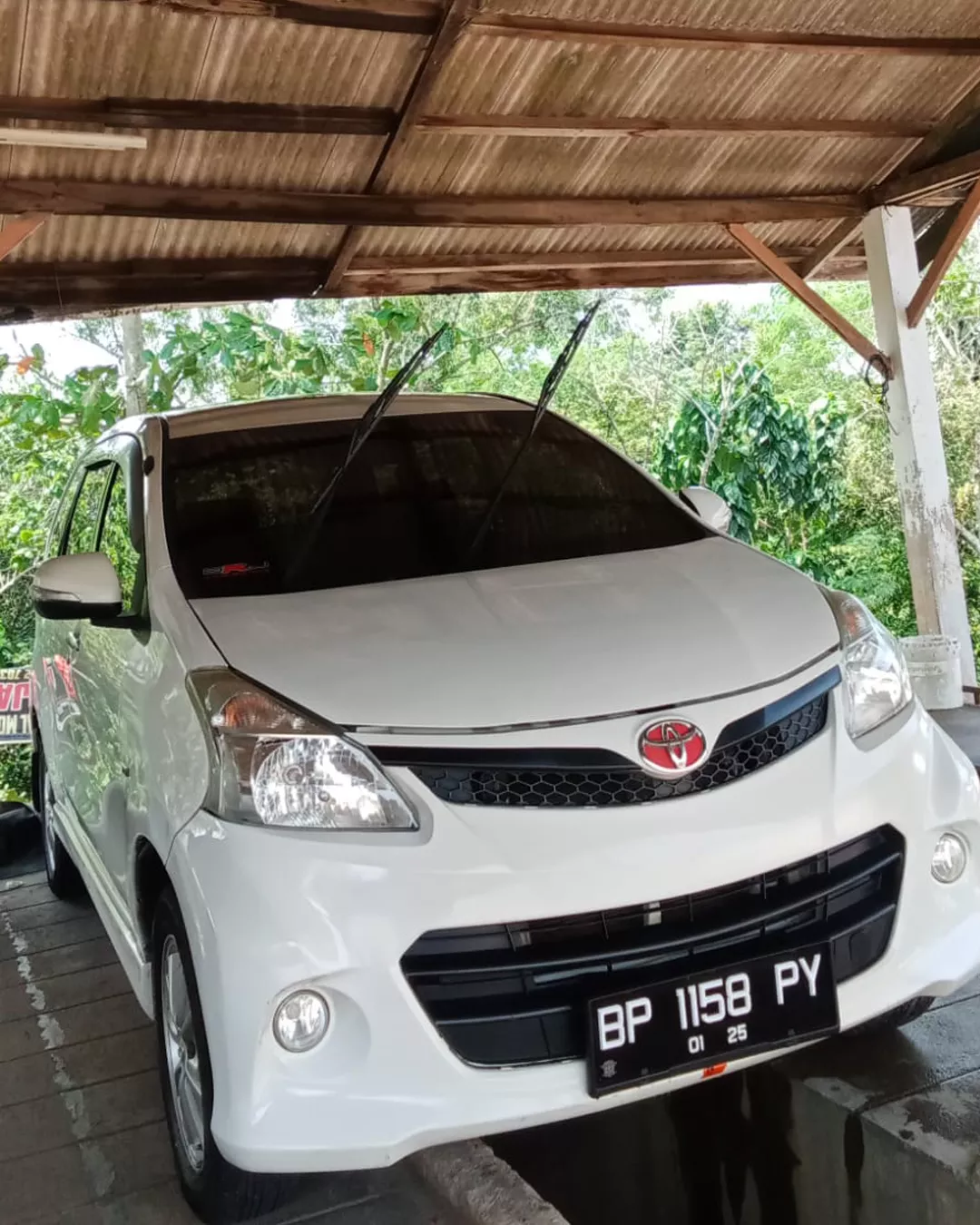 Mobil Avanza Veloz putih siap disewa di Bintan dan Tanjung Pinang dengan layanan rental 24 jam, lepas kunci atau plus driver.