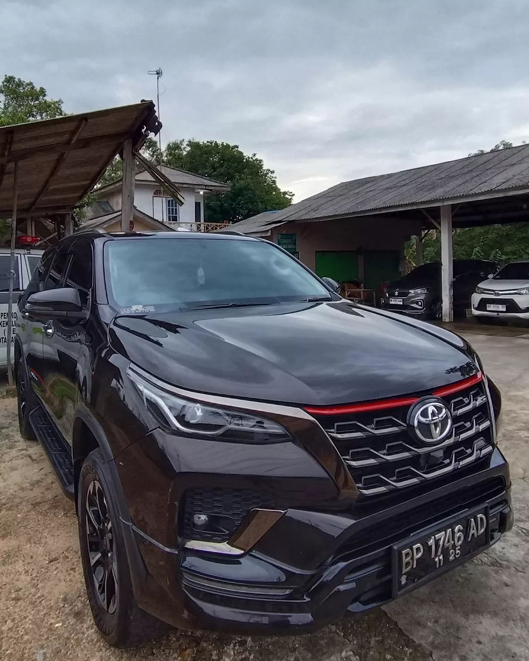 Toyota Fortuner milik ARJ Rentcar & Travel siap disewa 24 jam di Bintan dan Tanjung Pinang, ideal untuk perjalanan dinas, eksekutif, atau wisata kelas premium.