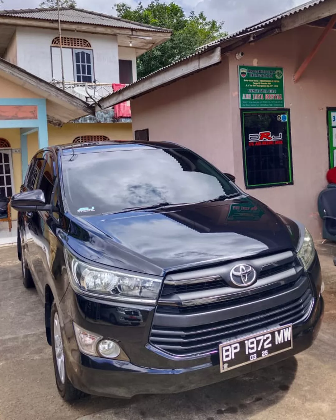 Innova Reborn Unit 1 milik ARJ Rentcar & Travel tersedia untuk rental mobil 24 jam di Bintan dan Tanjung Pinang, cocok untuk perjalanan keluarga dan tamu VIP.