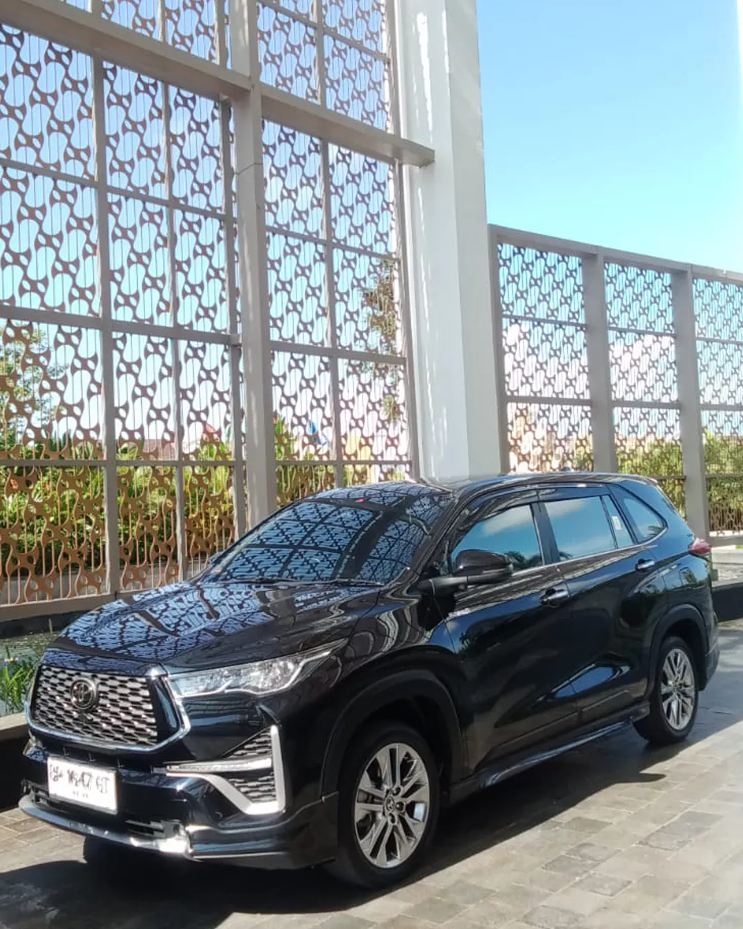 Innova Zenix Unit 2 milik ARJ Rentcar & Travel tersedia untuk disewa 24 jam di Bintan dan Tanjung Pinang, ideal untuk perjalanan mewah dan efisien.