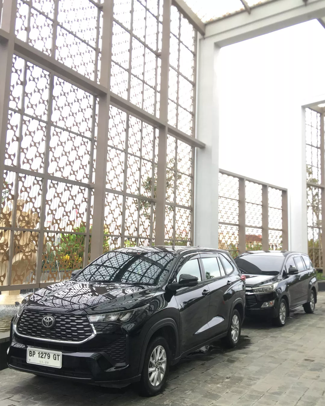 Innova Zenix Unit 4 dari ARJ Rentcar & Travel tersedia untuk disewa 24 jam di Bintan dan Tanjung Pinang, cocok untuk transportasi keluarga maupun eksekutif.