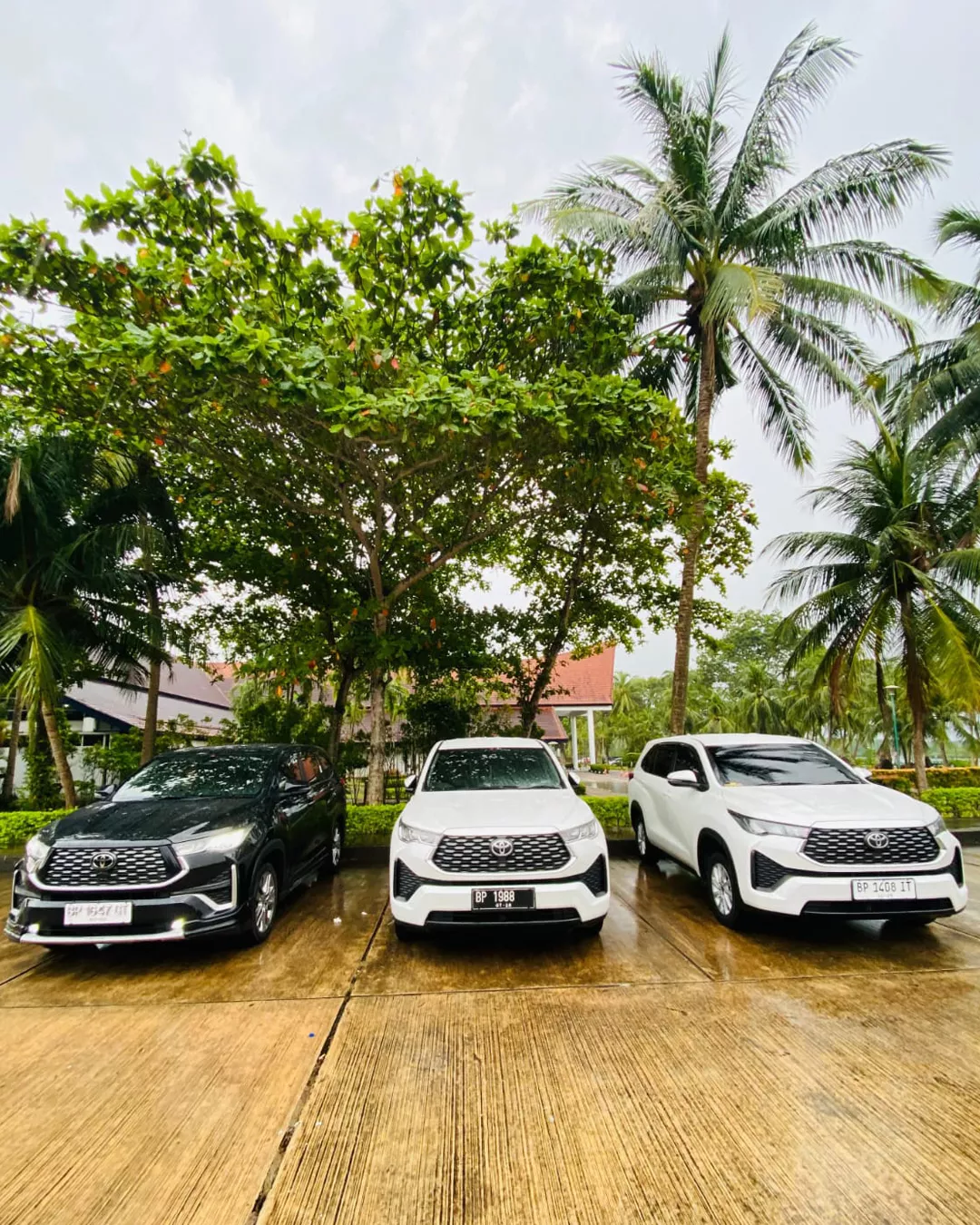 Tiga unit Innova Zenix—1 warna hitam dan 2 warna putih—milik ARJ Rentcar & Travel sedang parkir, siap untuk disewa 24 jam di wilayah Bintan dan Tanjung Pinang.