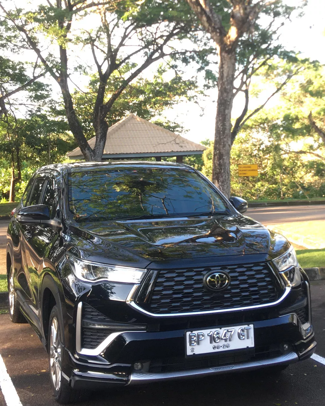 Innova Zenix Unit 1 milik ARJ Rentcar & Travel tersedia untuk sewa mobil 24 jam di Bintan dan Tanjung Pinang, cocok untuk perjalanan eksklusif dan nyaman.