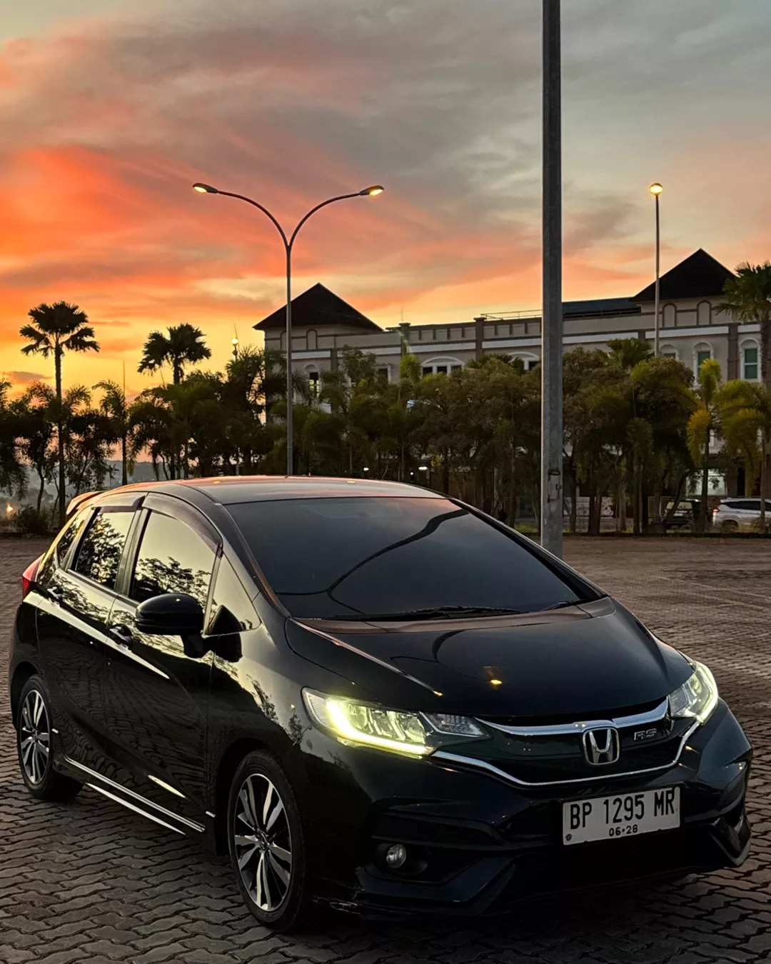 Honda Jazz warna hitam dari ARJ Rentcar & Travel tersedia untuk rental mobil 24 jam di Bintan dan Tanjung Pinang, pilihan stylish dan nyaman.