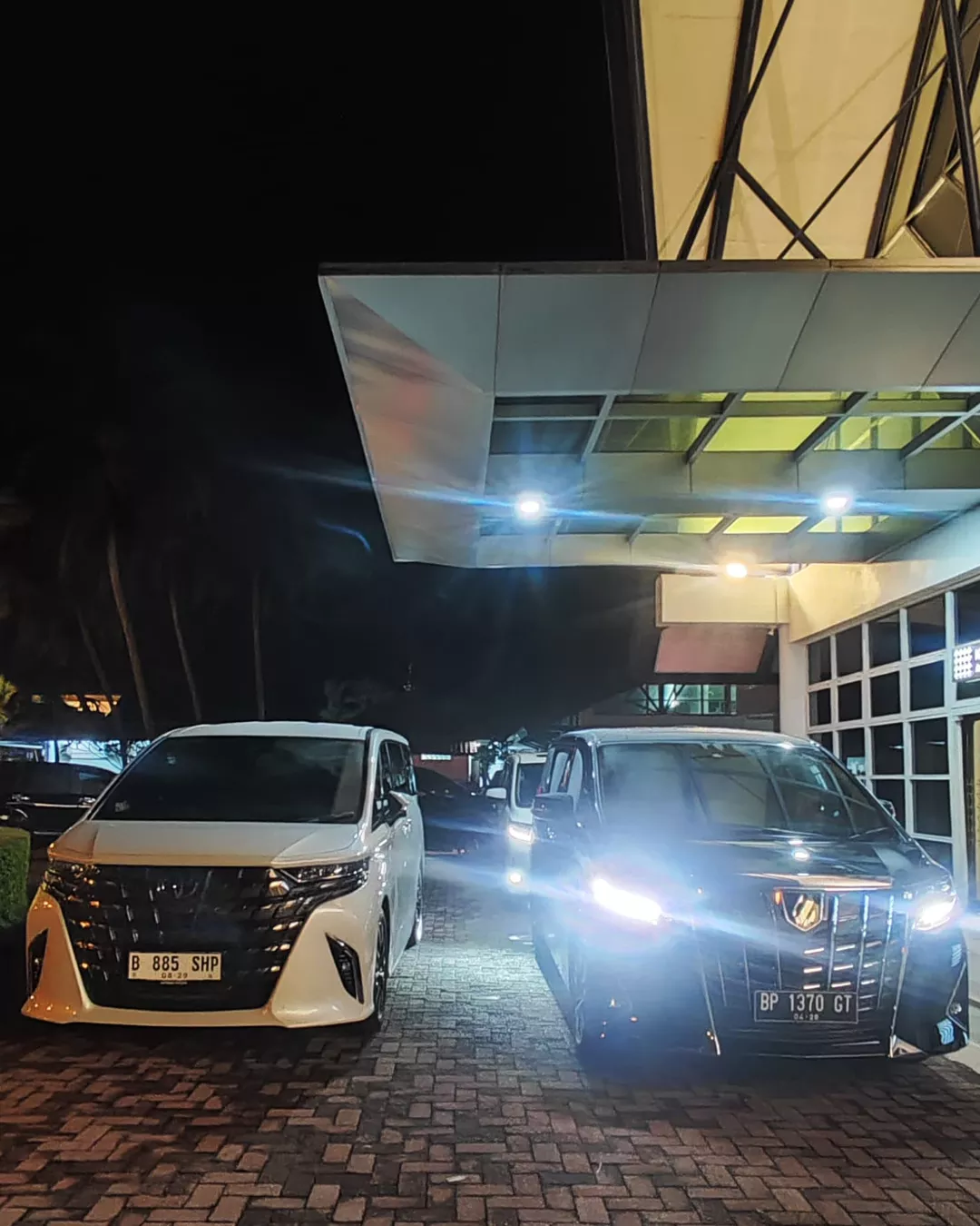 Toyota Alphard parkir di depan hotel di Bintan, tersedia untuk sewa lepas kunci atau plus driver.