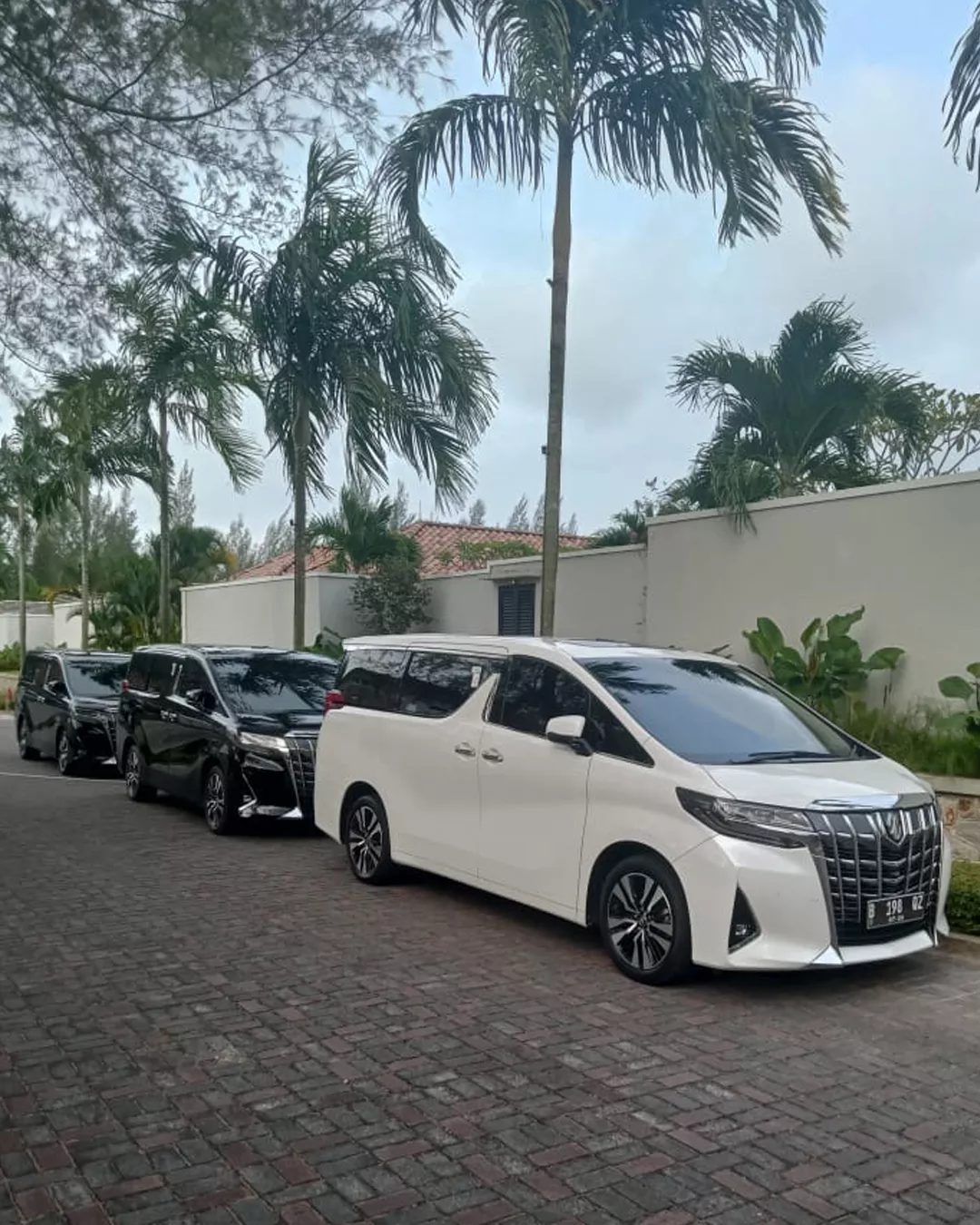 Unit Toyota Alphard milik ARJ Rentcar & Travel siap melayani sewa 24 jam di Bintan dan Tanjung Pinang.