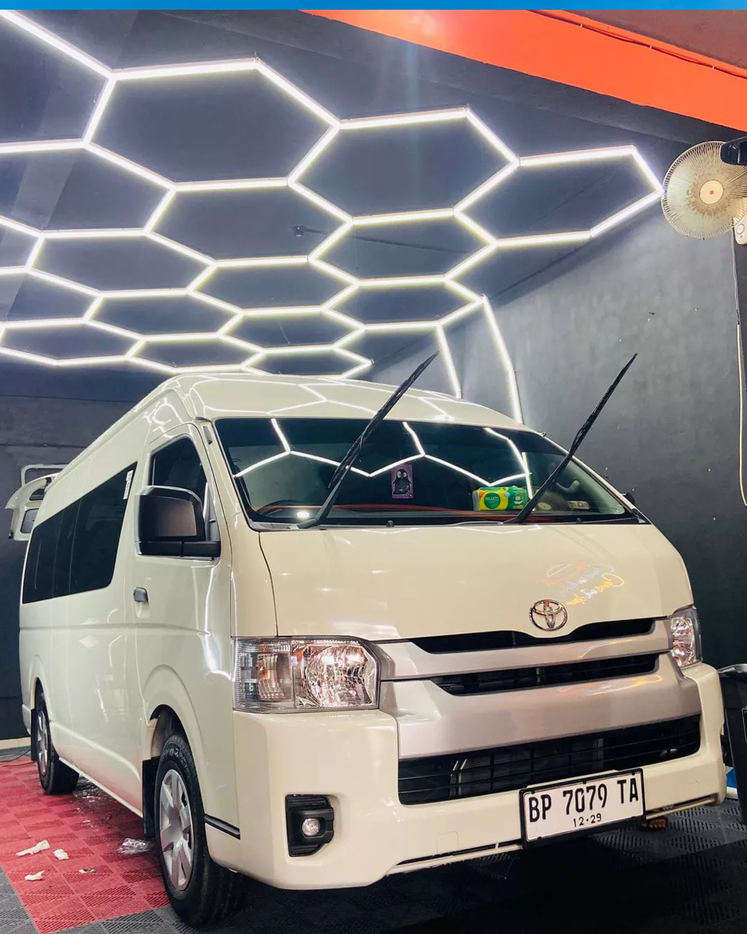 Toyota Hiace 16 seat Unit 2 milik ARJ Rentcar & Travel, tersedia untuk rental mobil 24 jam di Bintan dan Tanjung Pinang, ideal untuk kebutuhan rombongan dan perjalanan grup.