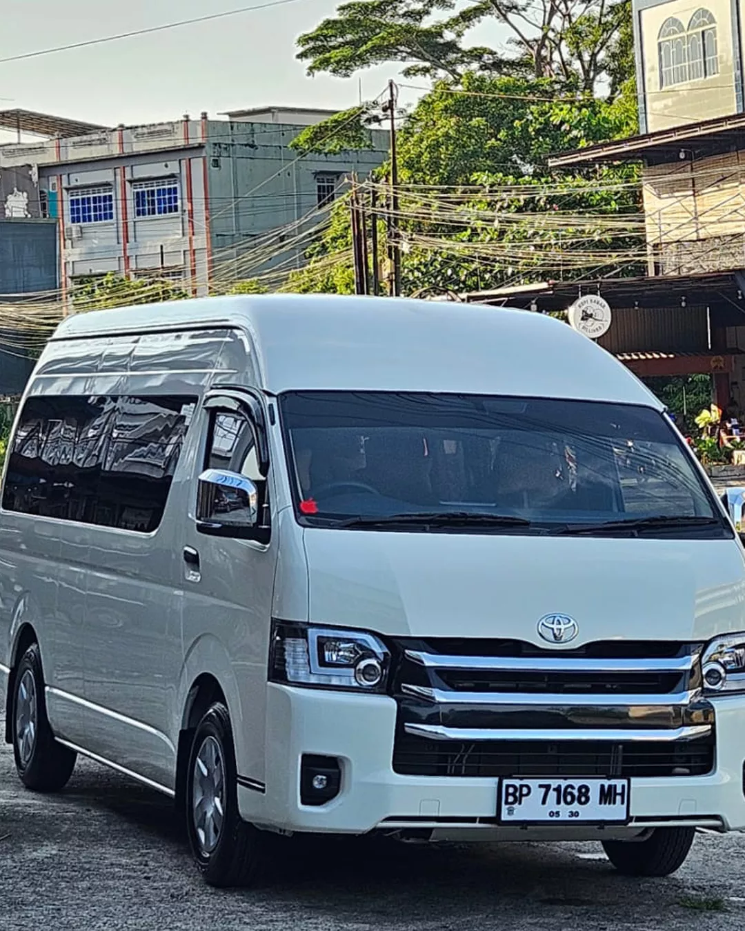 Toyota Hiace 16 seat Unit 3 dari ARJ Rentcar & Travel tersedia untuk disewa di Bintan dan Tanjung Pinang, ideal untuk perjalanan rombongan dan transportasi wisata 24 jam.