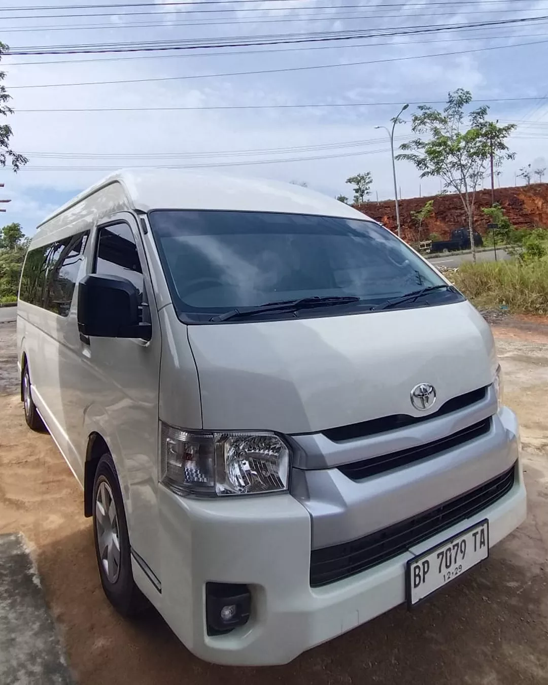 Toyota Hiace 16 Seat Unit 4 milik ARJ Rentcar & Travel, siap melayani kebutuhan rental mobil rombongan 24 jam di Bintan dan Tanjung Pinang.