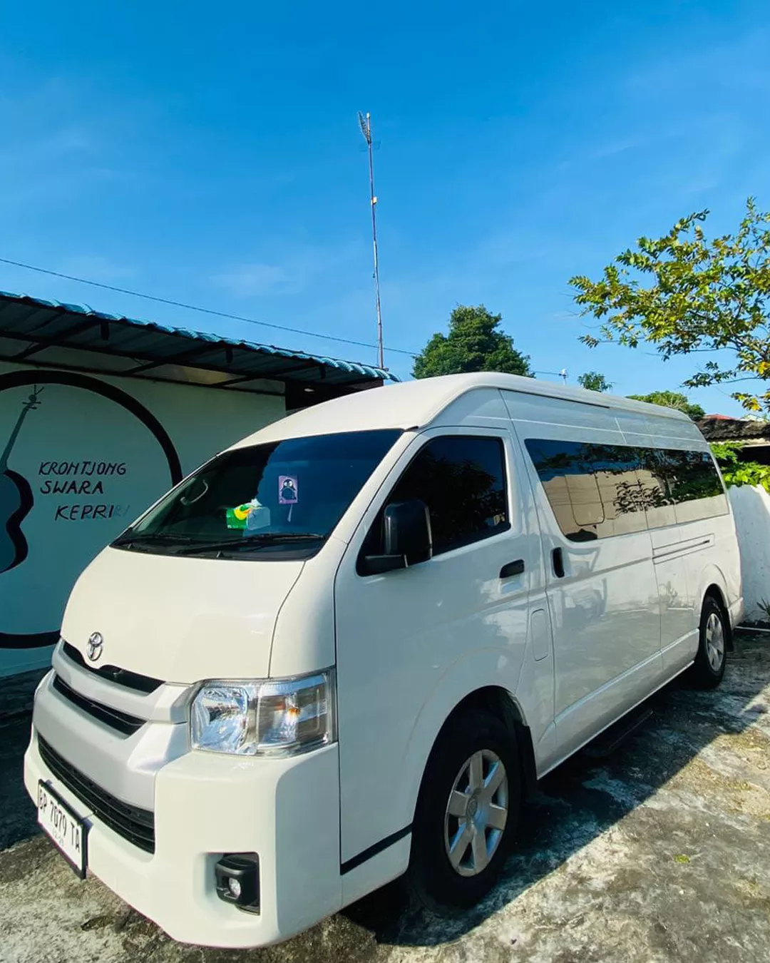 Toyota Hiace 16 seat Unit 1 milik ARJ Rentcar & Travel tersedia untuk disewa 24 jam di Bintan dan Tanjung Pinang, ideal untuk rombongan, tour, atau transportasi perusahaan.