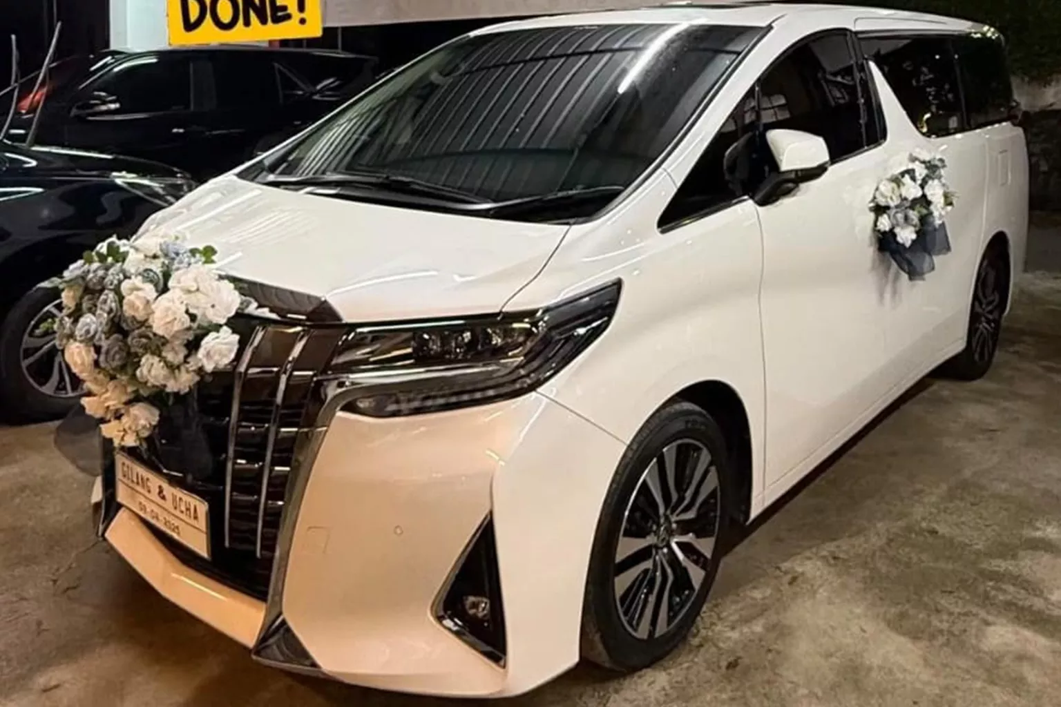 Mobil pengantin mewah Toyota Alphard warna putih dengan dekorasi bunga, tersedia untuk pernikahan di Bintan dan Tanjungpinang dari ARJ Rentcar