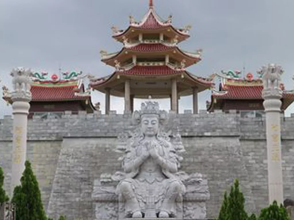 Vihara 1000 Patung di Bintan dengan deretan patung arhat, destinasi religi dan budaya yang bisa dikunjungi dengan layanan sewa mobil ke Vihara 1000 Patung Bintan dari ARJ Rentcar