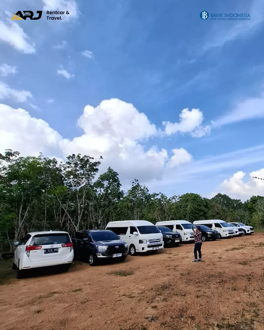 Mobil ARJ Rentcar di parkiran saat melayani kebutuhan transportasi Bank Indonesia di Bintan