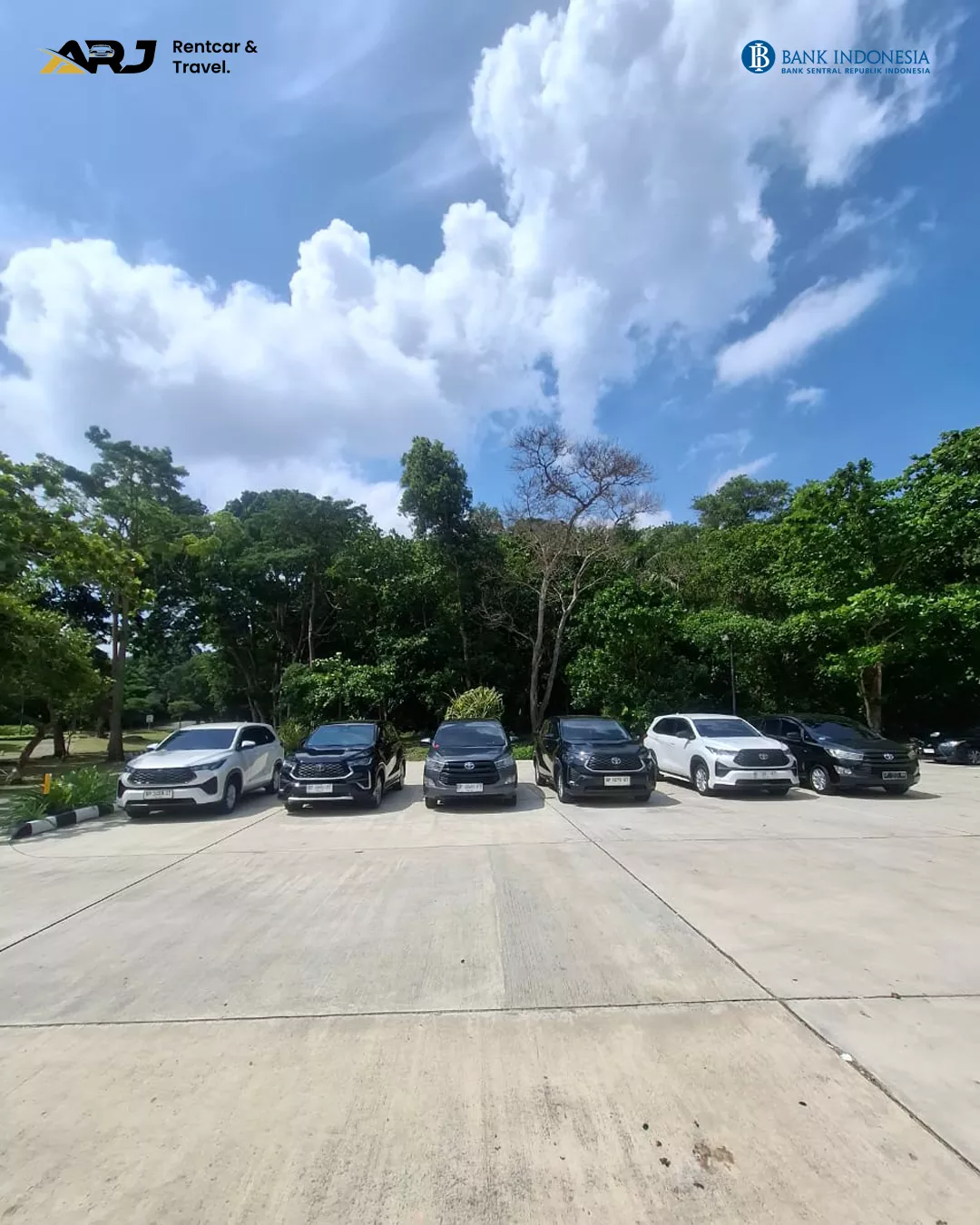 Mobil ARJ Rentcar di area parkir mendukung acara Bank Indonesia di Tanjung Pinang