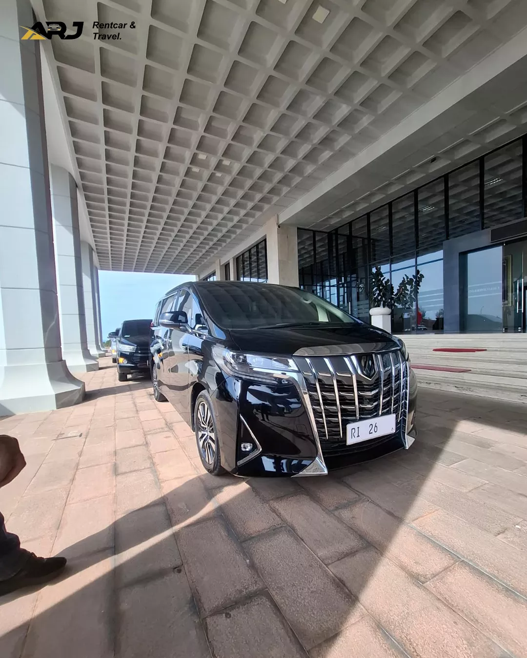 Rental mobil mewah Alphard Bintan – ARJ Rentcar untuk RI 26 standby di depan hotel
